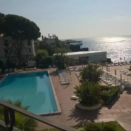 Grand Baia Ξενοδοχείο 4*