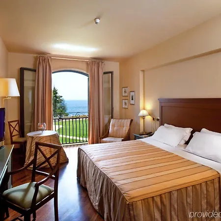 Ξενοδοχείο Grand Baia 4*